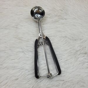 Scoop with Comfort Grip Handles